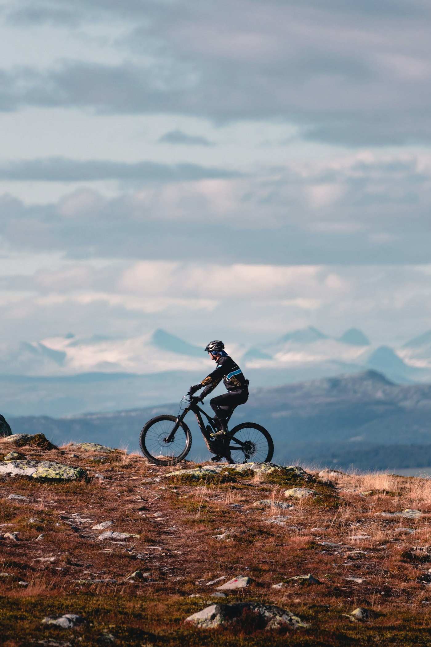 Vététiste en action sur sentier de montagne